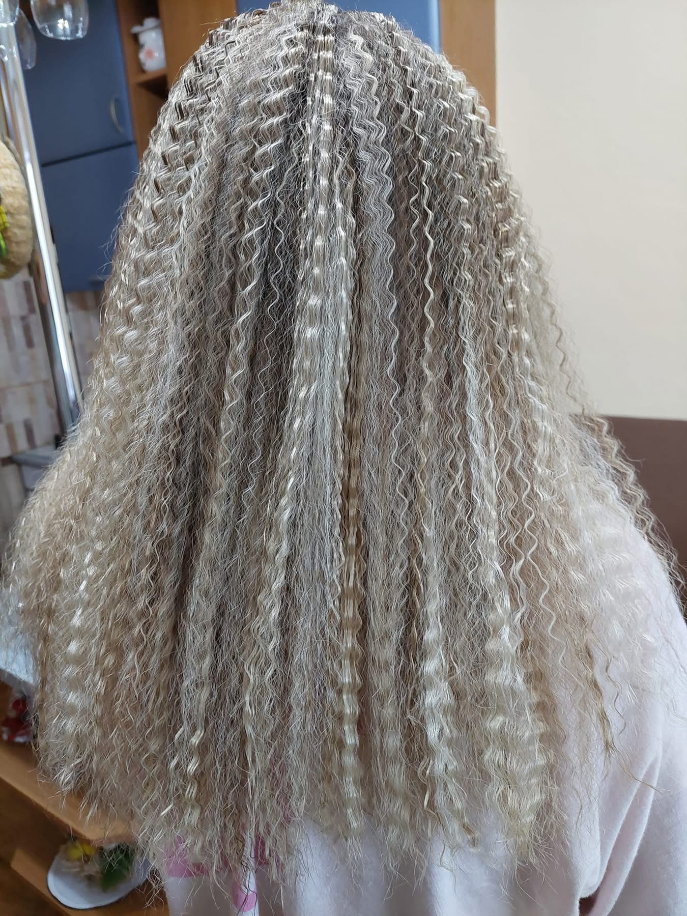 Nakrepované blond vlasy